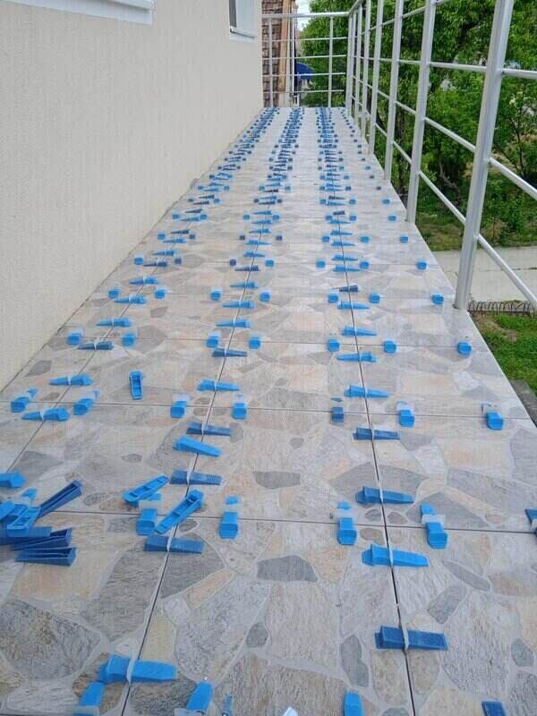 Postavljanje keramičkih pločica na terasi